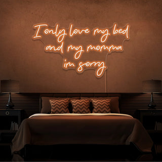 Escritura Led Personalizada Frases Personalizadas "Solo amo mi cama y mi mamá" 130 x 80 cm