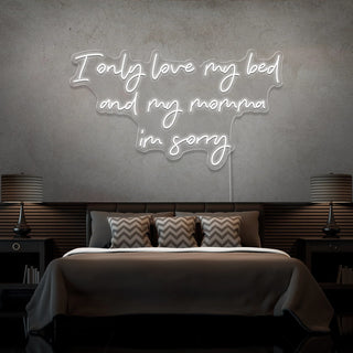 Escritura Led Personalizada Frases Personalizadas "Solo amo mi cama y mi mamá" 130 x 80 cm