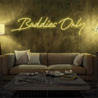 Letra LED personalizada "Baddies only" tamaño 120 x 40 cm