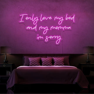 Escritura Led Personalizada Frases Personalizadas "Solo amo mi cama y mi mamá" 130 x 80 cm