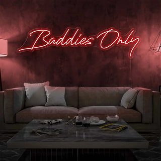 Letra LED personalizada "Baddies only" tamaño 120 x 40 cm